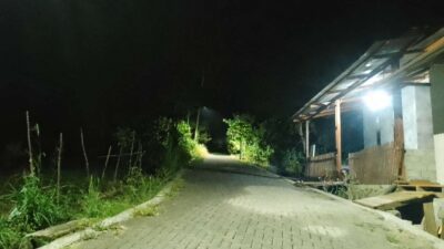 Jalan Warga Kian Terang, Pemdes Sia Tambah 10 Titik Lampu Jalan