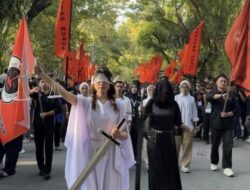Penutupan PKKMB FH UNG 2026 Diwarnai Aksi Simbolis Dewi Themis