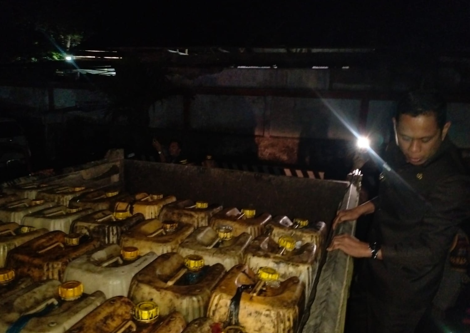 Wali Kota Weny Gaib Pergoki Dugaan Penimbunan Solar di SPBU Pontodon
