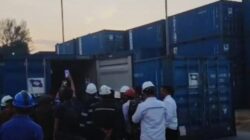 Dua Kontainer Diduga Bermuatan Batu Hitam Menuju Pelabuhan Anggrek, Petugas Bungkam