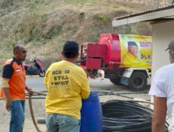 Kemarau Melanda, Lukum Diko Distribusikan Air Bersih ke Warga Anggrek