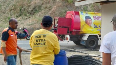 Kemarau Melanda, Lukum Diko Distribusikan Air Bersih ke Warga Anggrek