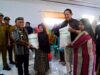 Gubernur Gusnar Salurkan Beras ke Warga yang Konsumsi Bitule