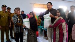 Gubernur Gusnar Salurkan Beras ke Warga yang Konsumsi Bitule