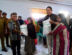 Gubernur Gusnar Salurkan Beras ke Warga yang Konsumsi Bitule