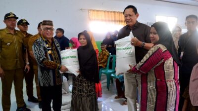 Gubernur Gusnar Salurkan Beras ke Warga yang Konsumsi Bitule