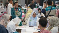 Dampingi Selvi Ananda Gibran, Idayanti Pandan Serahkan Bantuan Sosial dan Buku Pelajaran di Gorontalo