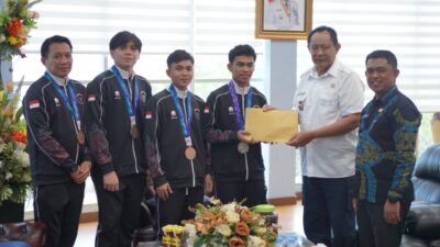 Penuh Perhatian, Gubernur Gusnar Serahkan Bonus untuk Atlet Gorontalo Peraih Medali di ASEAN Games 2026