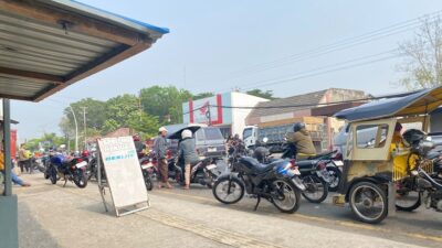 Antrean SPBU Berjam-jam, Pertalite Eceran Tembus Rp25 Ribu per Liter dan Harga Kebutuhan Pokok Ikut Melonjak