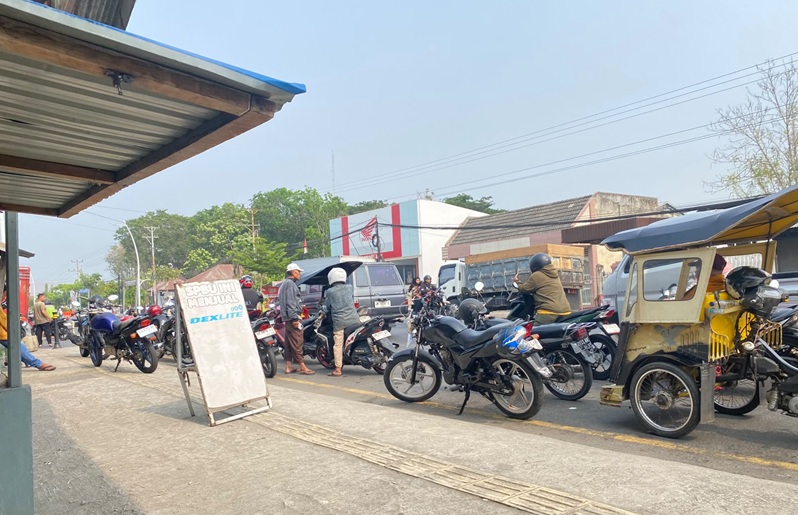Antrean SPBU Berjam-jam, Pertalite Eceran Tembus Rp25 Ribu per Liter dan Harga Kebutuhan Pokok Ikut Melonjak