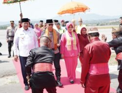 Kapolda Gorontalo Baru Disambut Prosesi Adat Mopotilolo di Bandara Djalaluddin