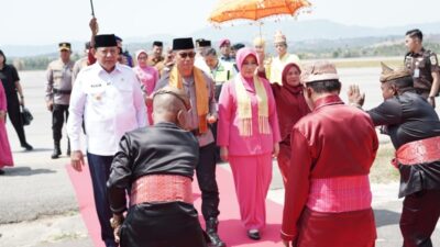 Kapolda Gorontalo Baru Disambut Prosesi Adat Mopotilolo di Bandara Djalaluddin