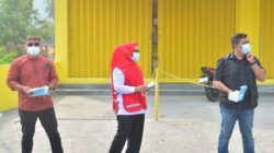 Tak Ingin Warga Gorut Terdampak Udara Tak Sehat, Nurjanah Turun Langsung Bagikan Masker