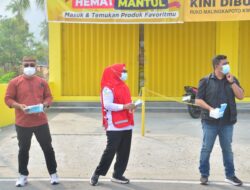 Tak Ingin Warga Gorut Terdampak Udara Tak Sehat, Nurjanah Turun Langsung Bagikan Masker