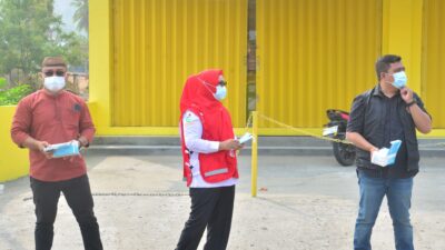 Tak Ingin Warga Gorut Terdampak Udara Tak Sehat, Nurjanah Turun Langsung Bagikan Masker
