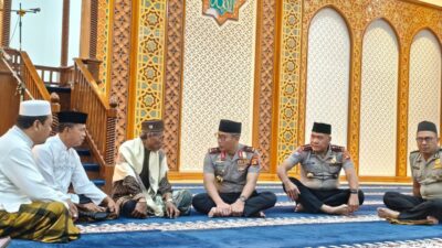 Pererat Silaturahmi, Kapolda Gorontalo Sholat Subuh Berjamaah Bersama Warga di Masjid Agung Baiturrahim