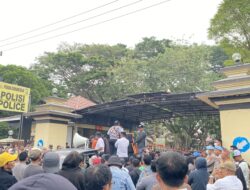 Demo Polemik Eks Rumah Jawatan: Massa Saling Dorong, Adhan Dambea Sempat Dievakuasi