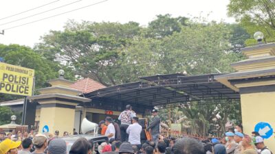 Demo Polemik Eks Rumah Jawatan: Massa Saling Dorong, Adhan Dambea Sempat Dievakuasi