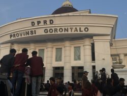 Demo Mahasiswa Depan DPRD Gorontalo Berakhir Ricuh