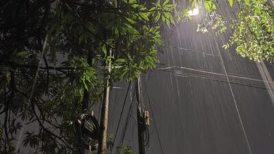 Penantian Panjang, Hujan Deras Disertai Badai dan Petir Landa Sumalata Gorontalo Utara