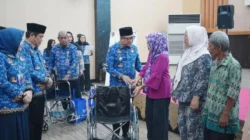 Lewat AIR LANSIA, Pemkot Gorontalo Serahkan Bantuan Kursi Roda Bagi Warga Lansia