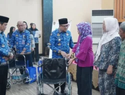 Lewat AIR LANSIA, Pemkot Gorontalo Serahkan Bantuan Kursi Roda Bagi Warga Lansia